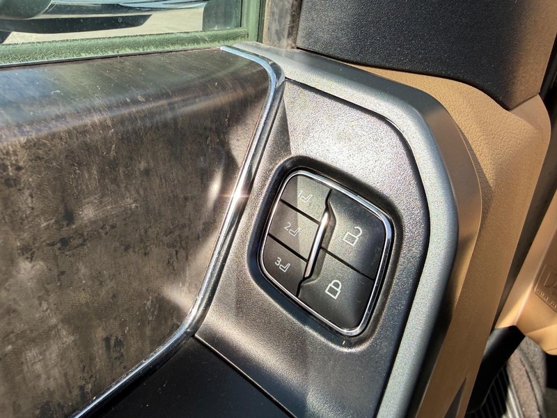 Ford F-150 Vehicle Full-screen Gallery Image 19