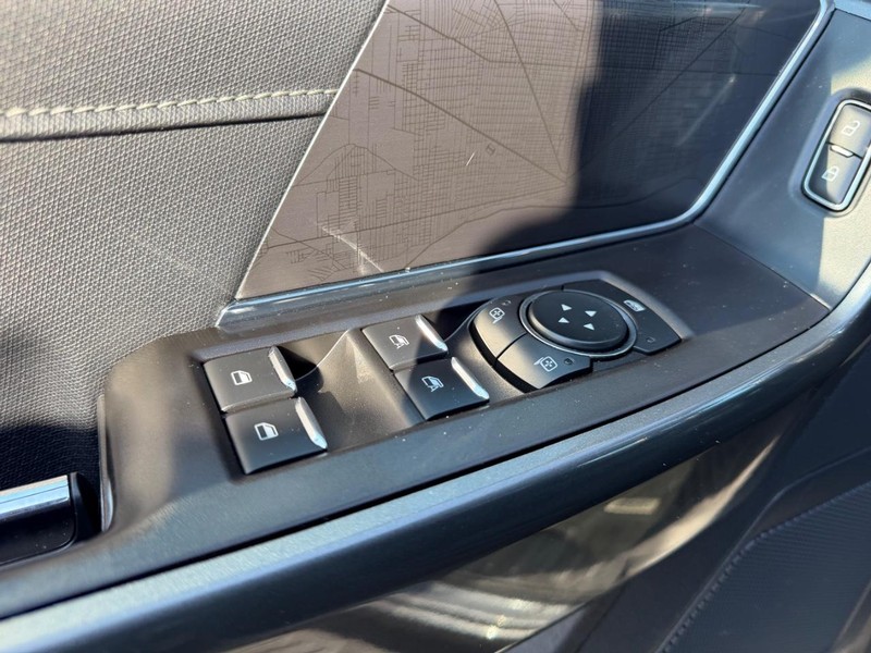 Ford F-150 Vehicle Full-screen Gallery Image 18