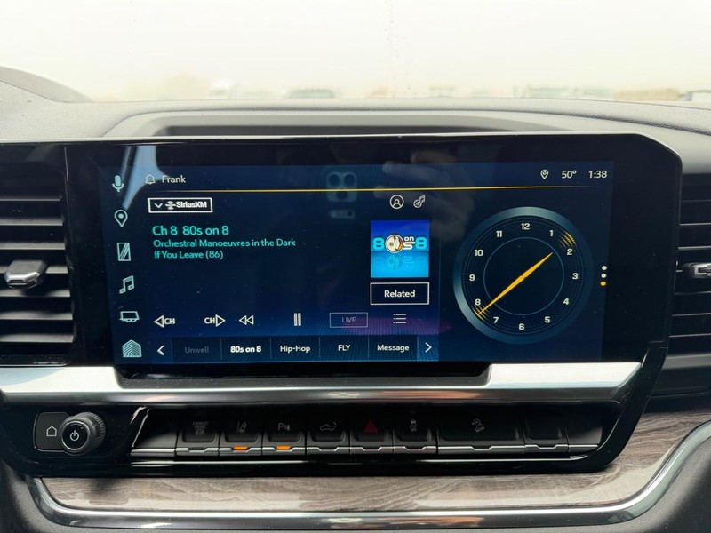 Chevrolet Silverado 3500HD Vehicle Full-screen Gallery Image 14