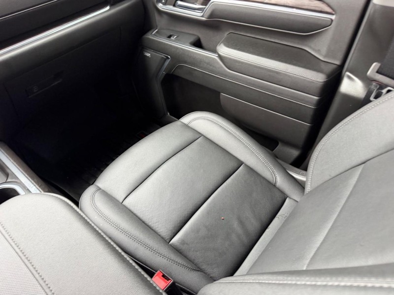 Chevrolet Silverado 3500HD Vehicle Full-screen Gallery Image 16