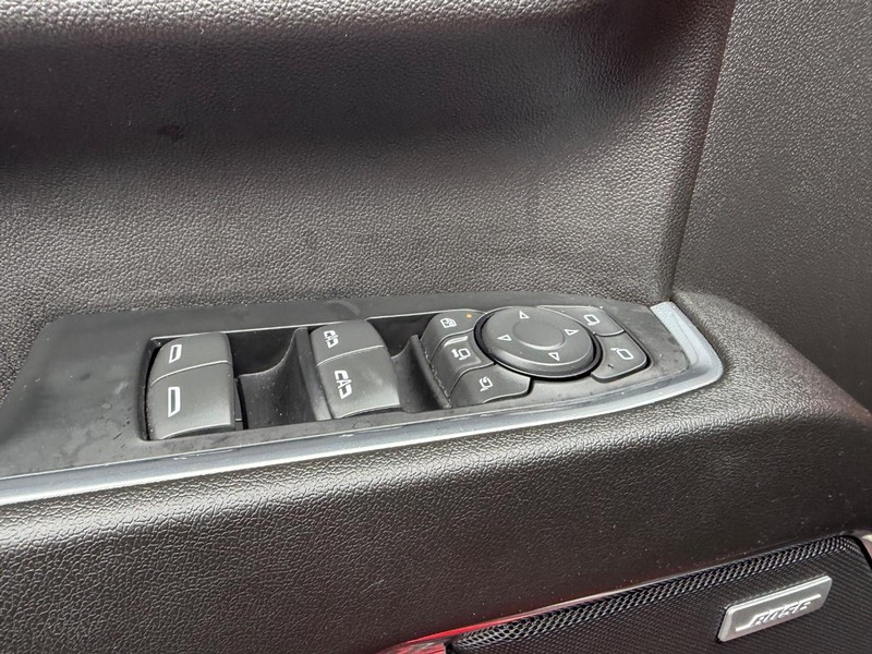 Chevrolet Silverado 3500HD Vehicle Full-screen Gallery Image 17