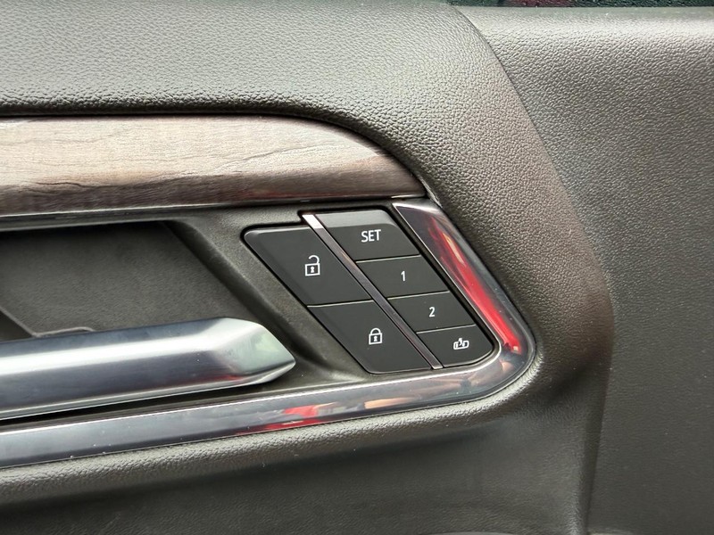 Chevrolet Silverado 3500HD Vehicle Full-screen Gallery Image 18