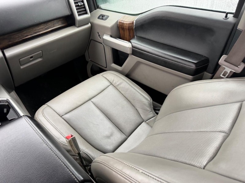 Ford F-150 Vehicle Full-screen Gallery Image 17