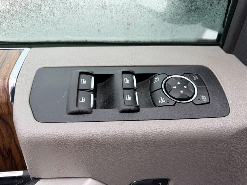 Ford F-150 Vehicle Full-screen Gallery Image 18