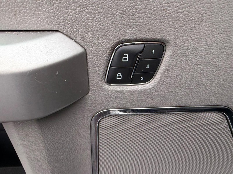 Ford F-150 Vehicle Full-screen Gallery Image 19