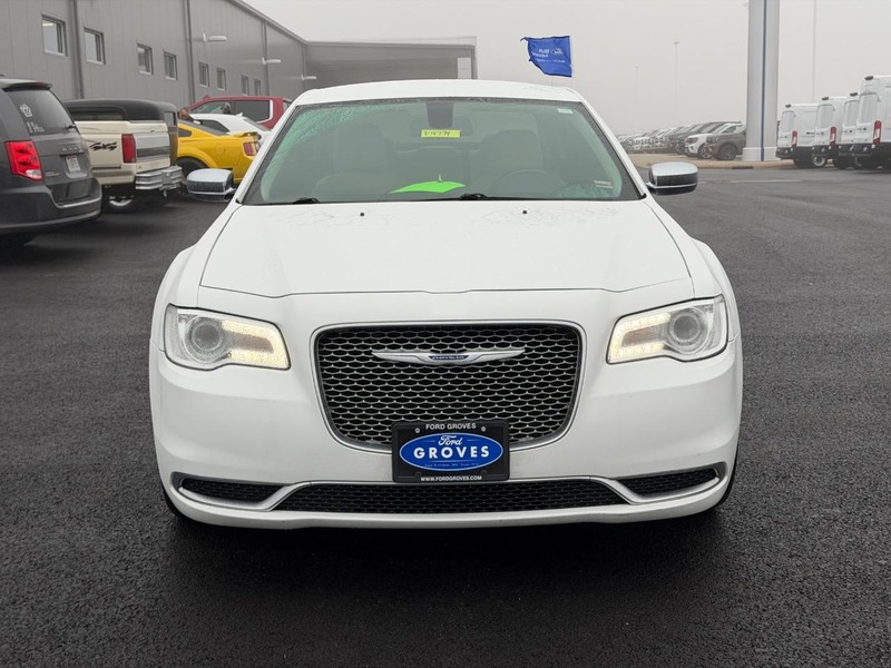 Chrysler 300 Vehicle Full-screen Gallery Image 02