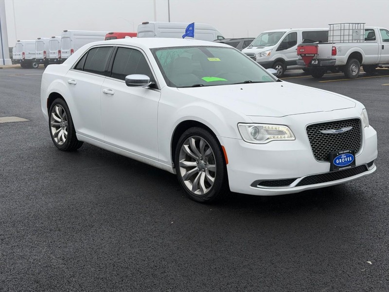 Chrysler 300 Vehicle Full-screen Gallery Image 03