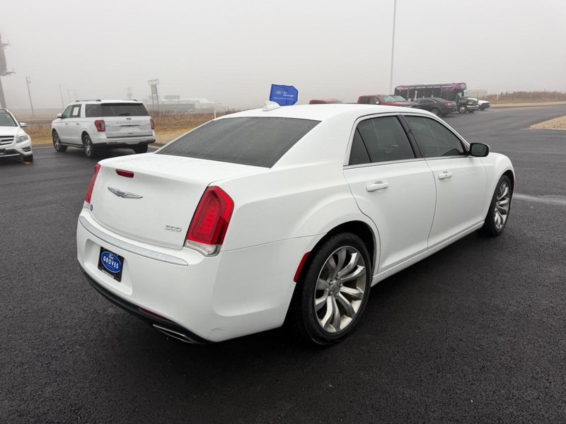 Chrysler 300 Vehicle Full-screen Gallery Image 05