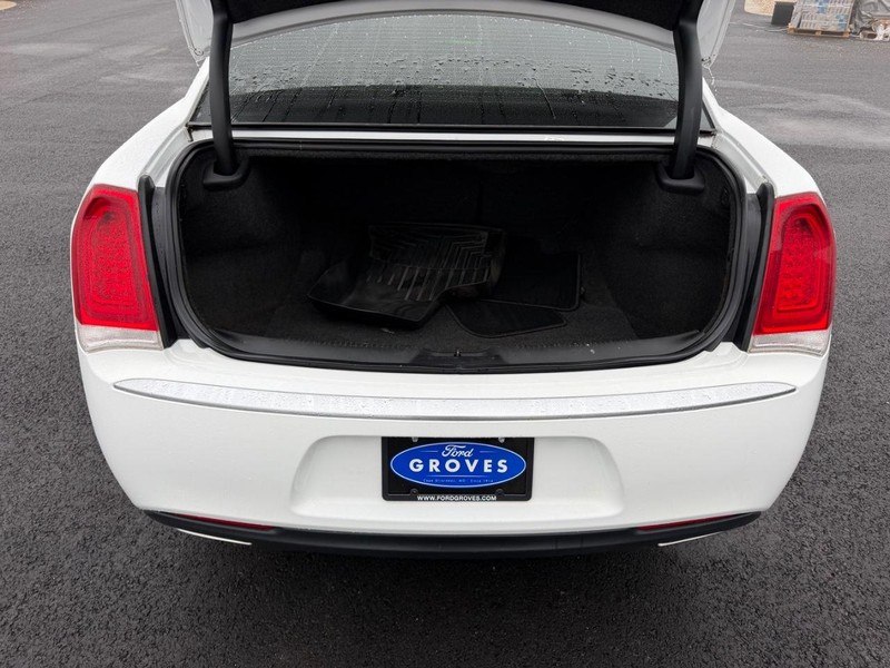 Chrysler 300 Vehicle Full-screen Gallery Image 07