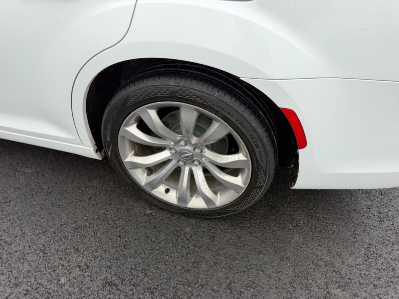 Chrysler 300 Vehicle Full-screen Gallery Image 08