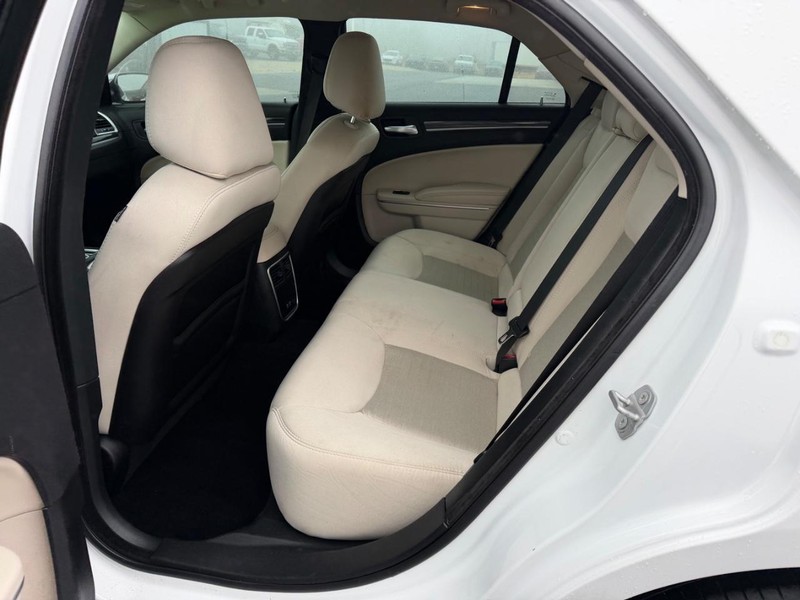 Chrysler 300 Vehicle Full-screen Gallery Image 09