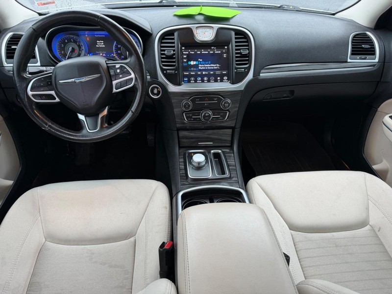 Chrysler 300 Vehicle Full-screen Gallery Image 10