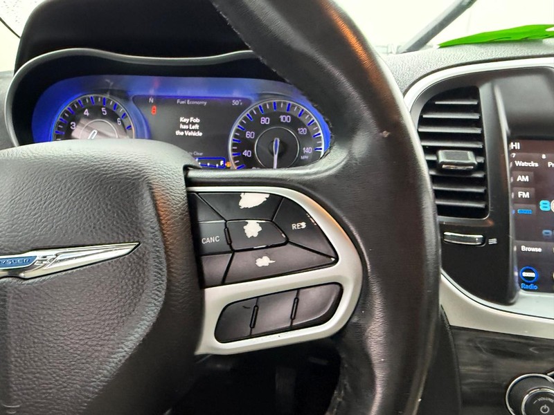 Chrysler 300 Vehicle Full-screen Gallery Image 13