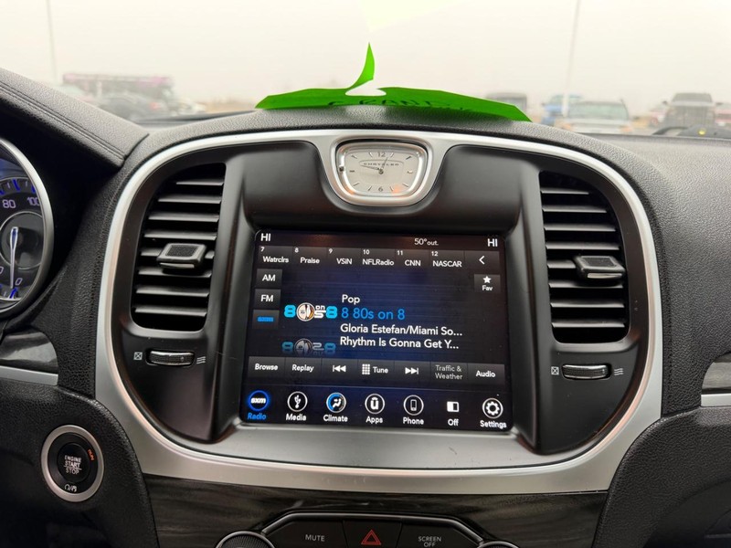 Chrysler 300 Vehicle Full-screen Gallery Image 14