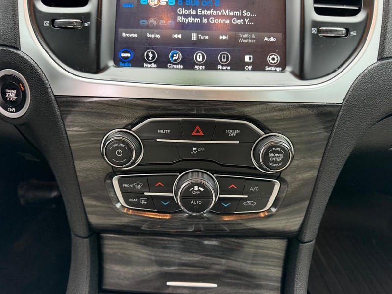 Chrysler 300 Vehicle Full-screen Gallery Image 15