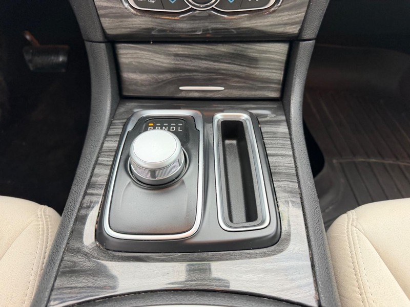 Chrysler 300 Vehicle Full-screen Gallery Image 16