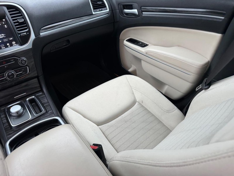 Chrysler 300 Vehicle Full-screen Gallery Image 17