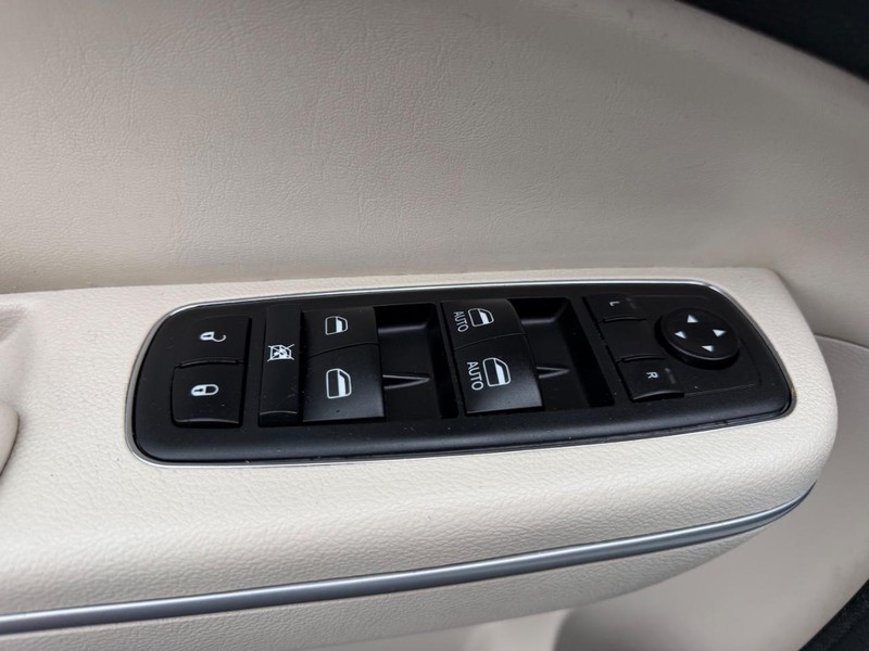 Chrysler 300 Vehicle Full-screen Gallery Image 18