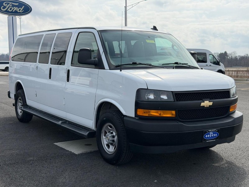 Chevrolet Express Passenger Vehicle Full-screen Gallery Image 03
