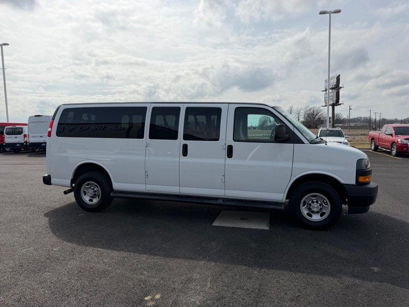 Chevrolet Express Passenger Vehicle Full-screen Gallery Image 04