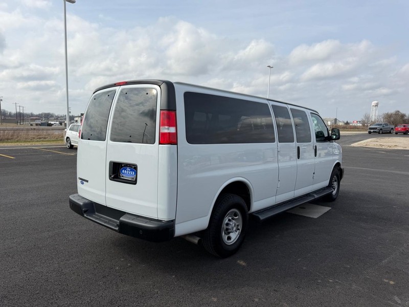 Chevrolet Express Passenger Vehicle Full-screen Gallery Image 05