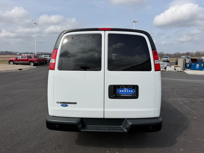 Chevrolet Express Passenger Vehicle Full-screen Gallery Image 06