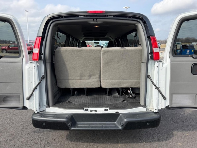 Chevrolet Express Passenger Vehicle Full-screen Gallery Image 07