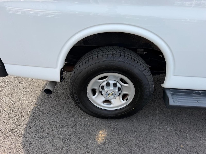 Chevrolet Express Passenger Vehicle Full-screen Gallery Image 08