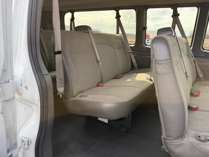 Chevrolet Express Passenger Vehicle Full-screen Gallery Image 09