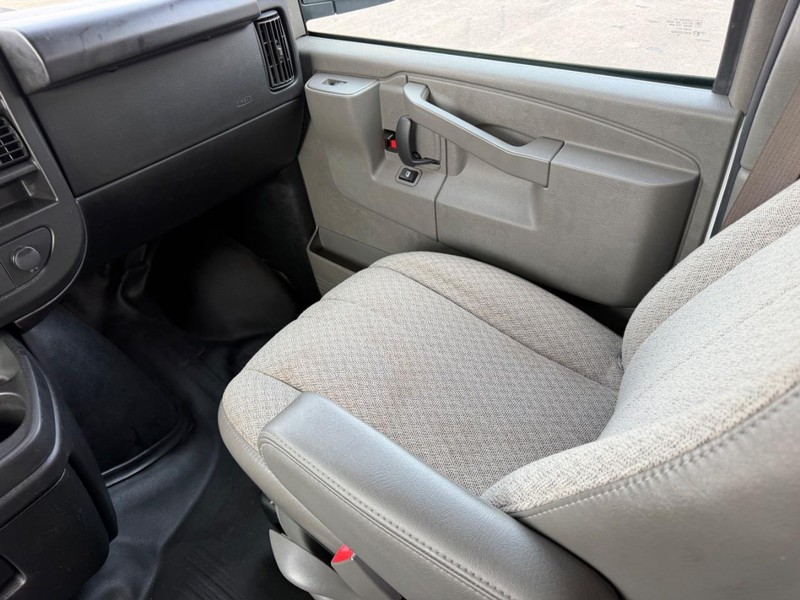 Chevrolet Express Passenger Vehicle Full-screen Gallery Image 14