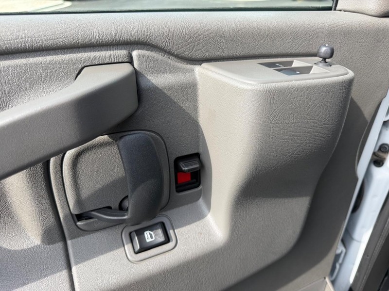 Chevrolet Express Passenger Vehicle Full-screen Gallery Image 15