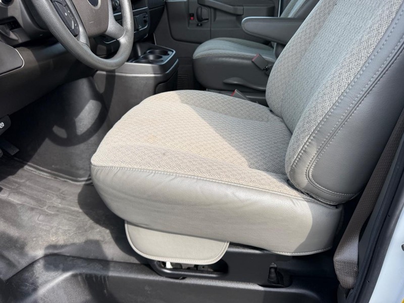 Chevrolet Express Passenger Vehicle Full-screen Gallery Image 16