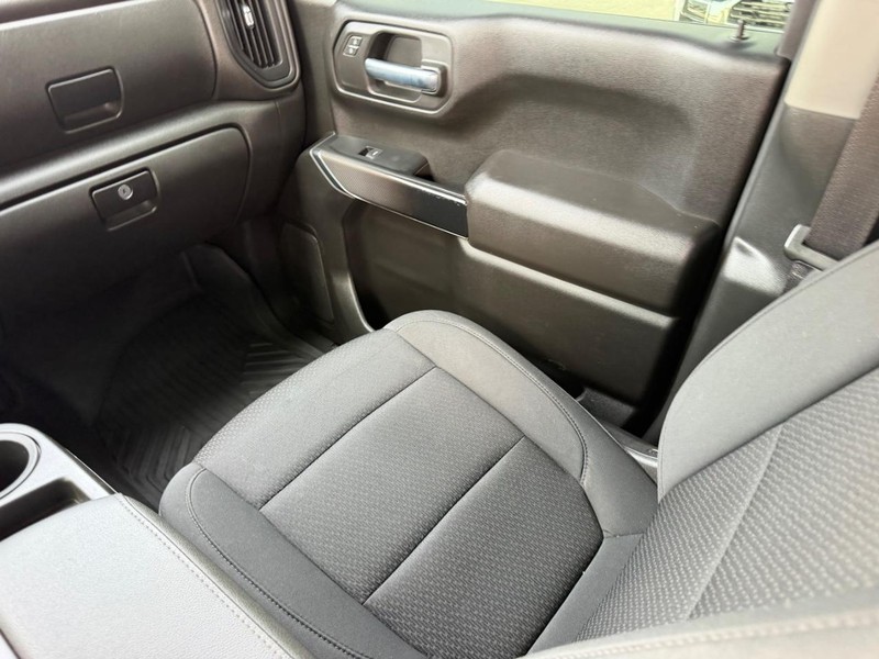 Chevrolet Silverado 1500 Vehicle Full-screen Gallery Image 15