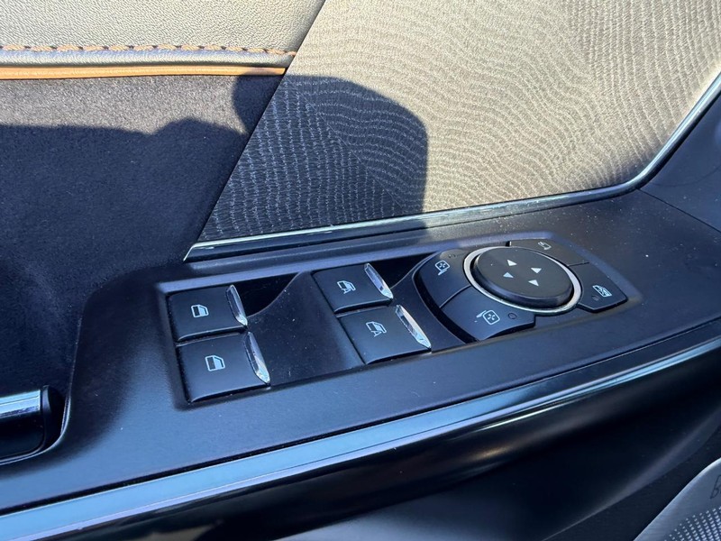 Ford F-150 Vehicle Full-screen Gallery Image 19