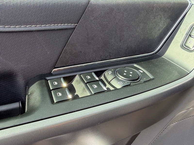 Ford F-150 Vehicle Full-screen Gallery Image 18