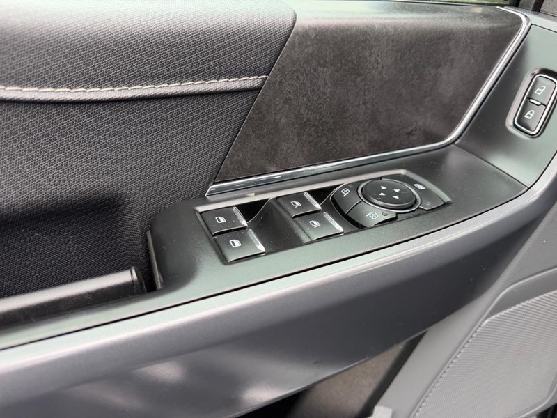 Ford F-150 Vehicle Full-screen Gallery Image 17