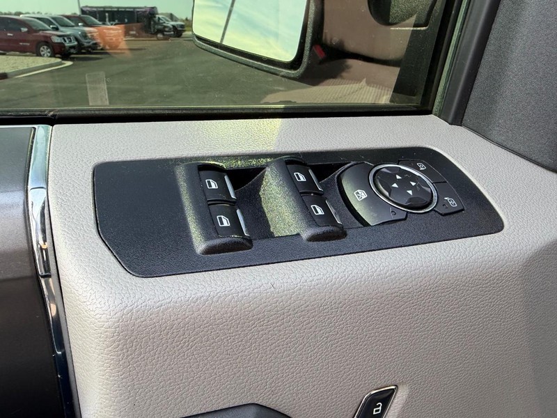 Ford F-150 Vehicle Full-screen Gallery Image 17