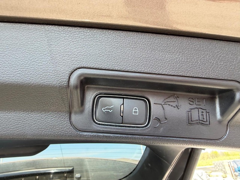 Ford Explorer Vehicle Full-screen Gallery Image 08