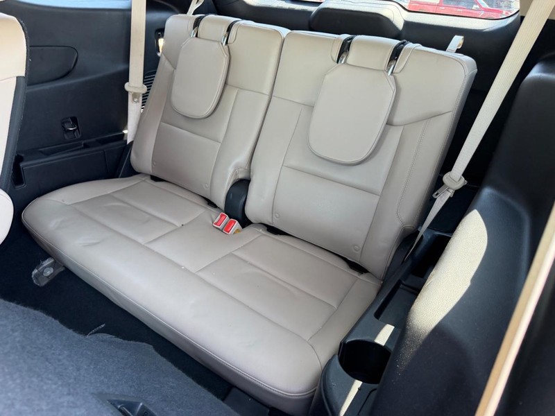 Ford Explorer Vehicle Full-screen Gallery Image 10