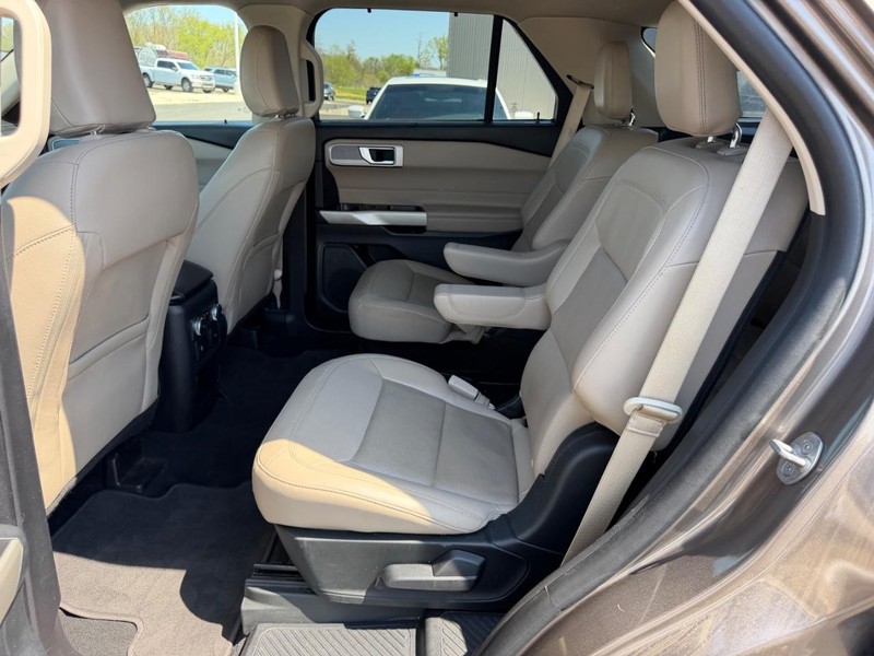 Ford Explorer Vehicle Full-screen Gallery Image 11