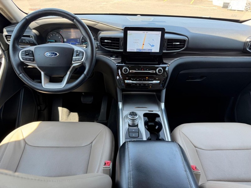 Ford Explorer Vehicle Full-screen Gallery Image 13