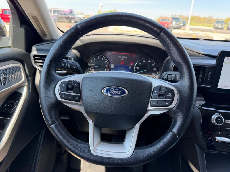 Ford Explorer Vehicle Full-screen Gallery Image 14