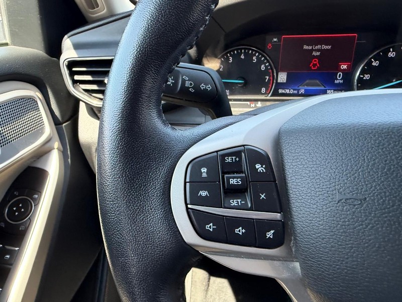 Ford Explorer Vehicle Full-screen Gallery Image 15