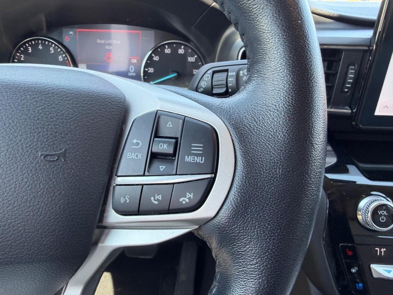 Ford Explorer Vehicle Full-screen Gallery Image 16