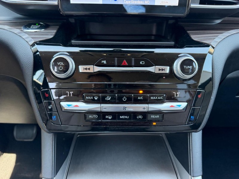 Ford Explorer Vehicle Full-screen Gallery Image 18