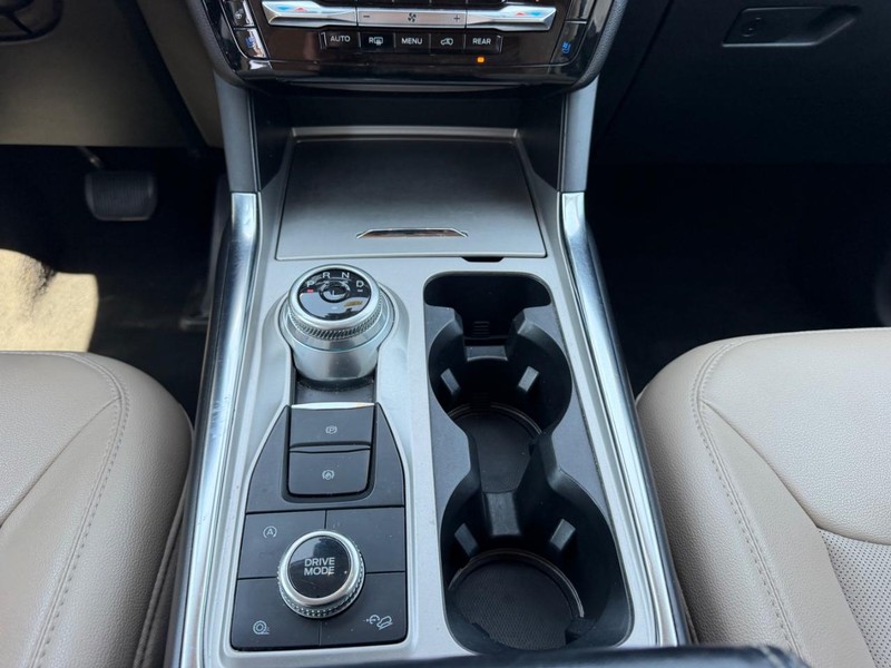 Ford Explorer Vehicle Full-screen Gallery Image 19