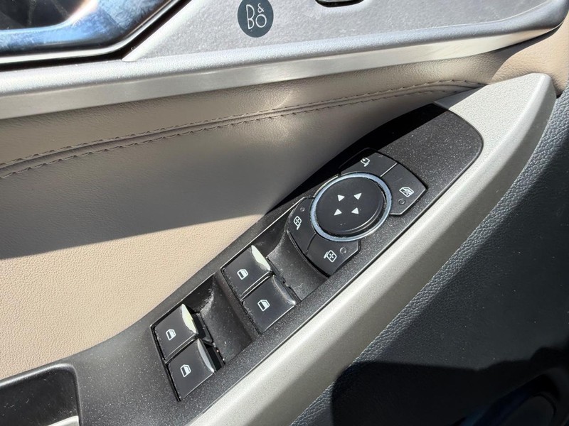 Ford Explorer Vehicle Full-screen Gallery Image 21