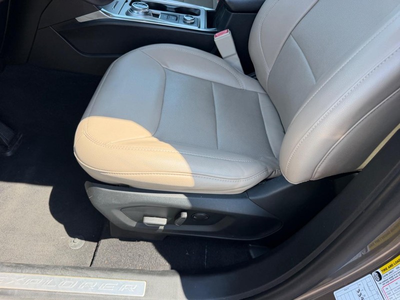 Ford Explorer Vehicle Full-screen Gallery Image 22