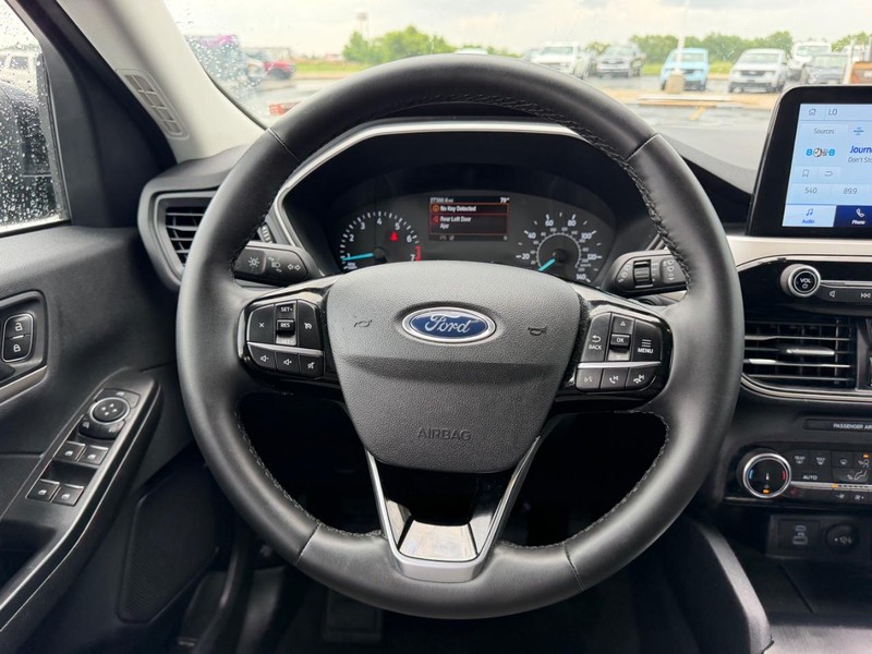 Ford Escape Vehicle Full-screen Gallery Image 12