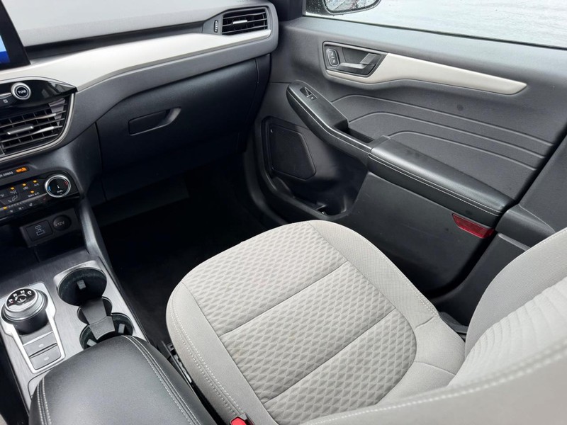 Ford Escape Vehicle Full-screen Gallery Image 18